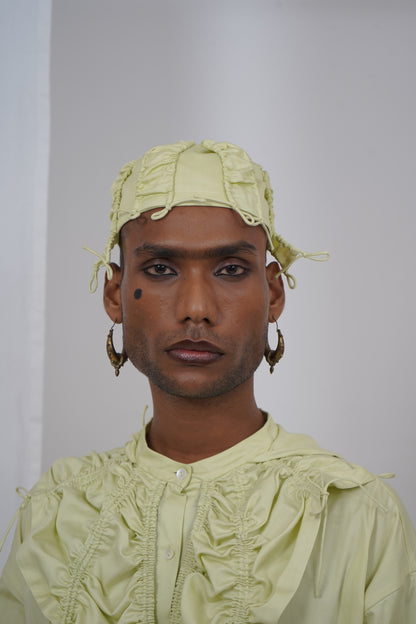 Strapped round topi
