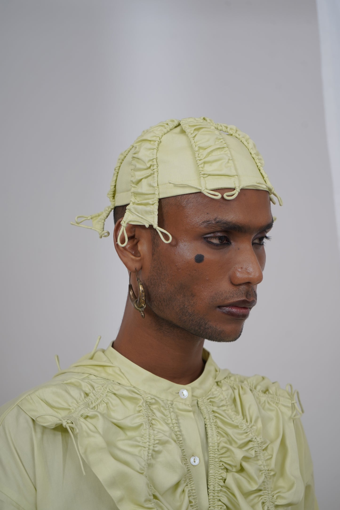Strapped round topi