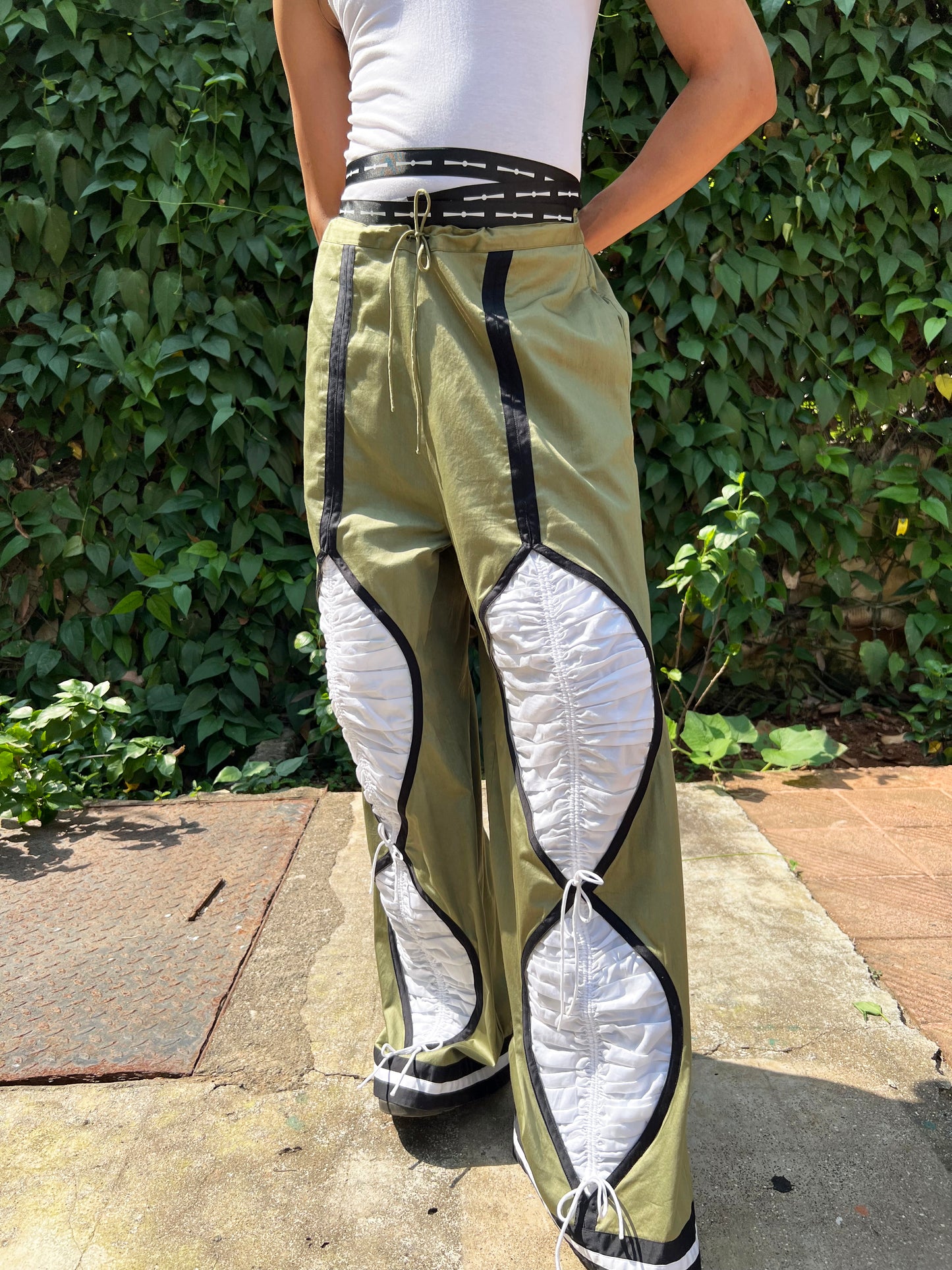 Gathered eye trouser