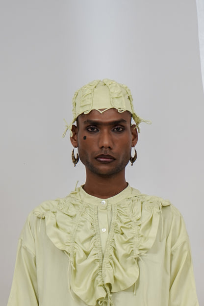 Strapped round topi