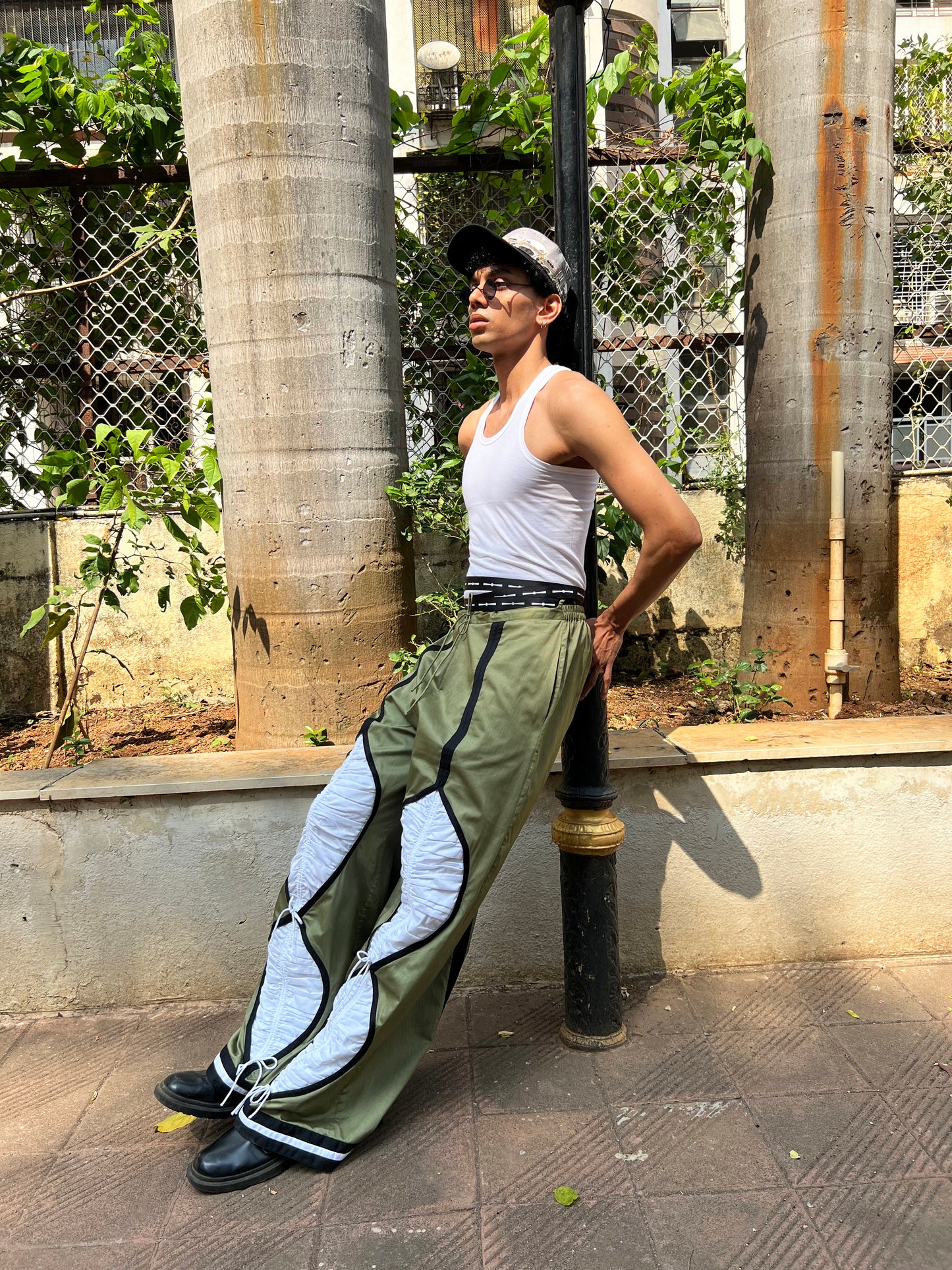 Gathered eye trouser