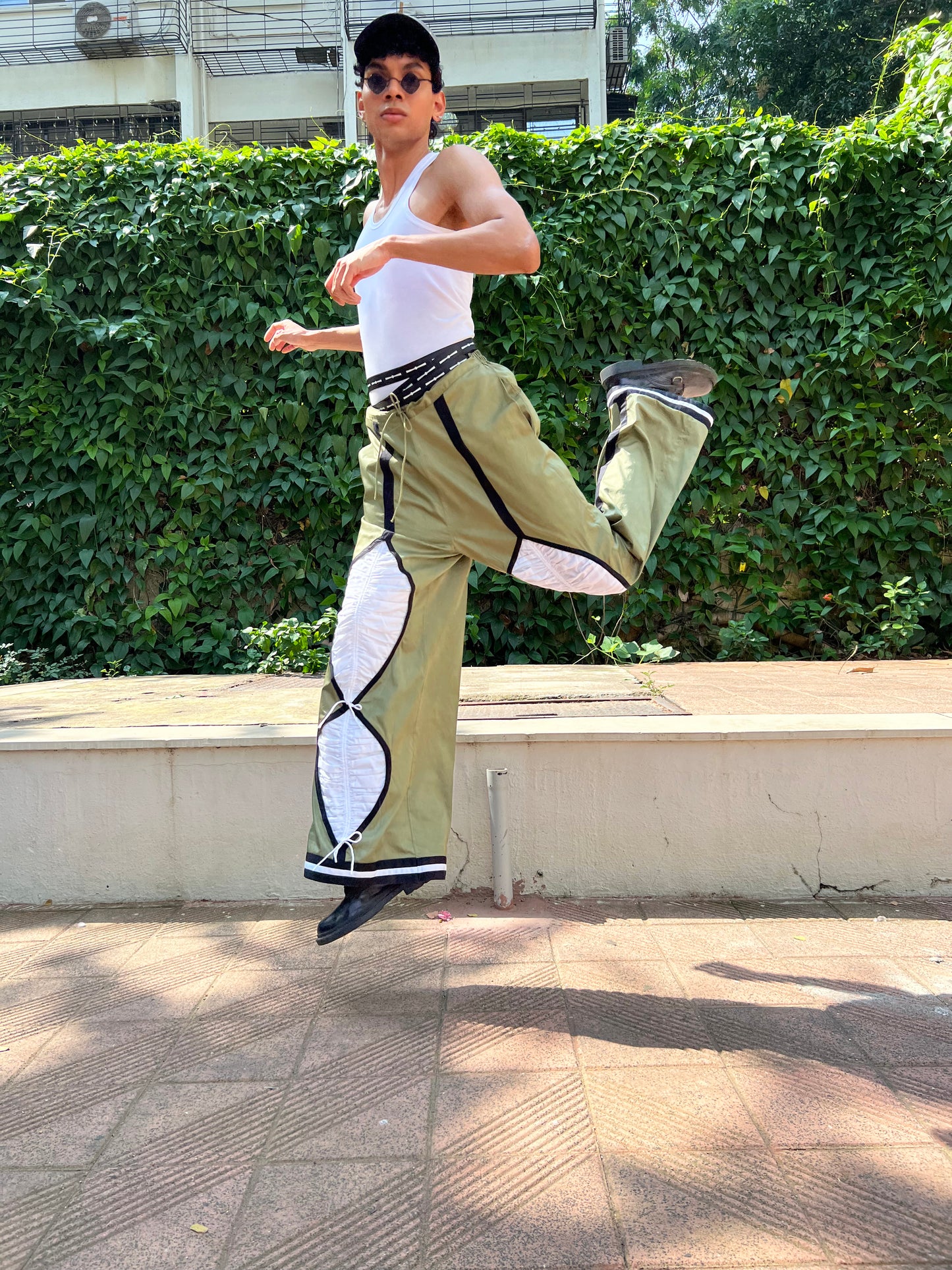Gathered eye trouser